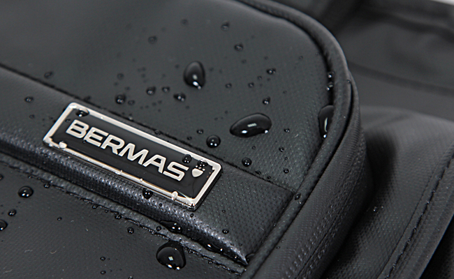 止水ファスナーで豪雨でもバッチリ防水!BERMAS(バーマス)ファンクションギア2way